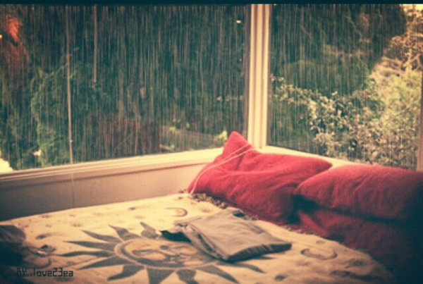 Кровать окно дождь