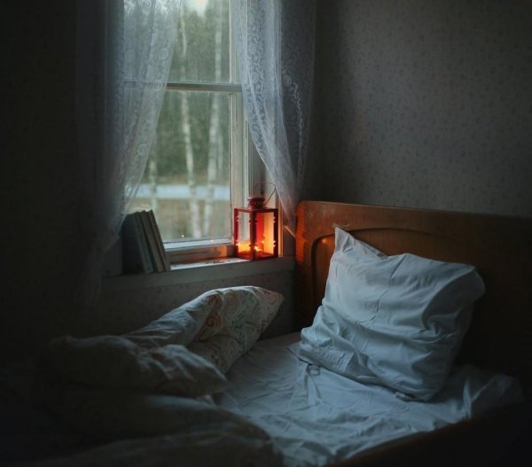 Уютная комната с кроватью у окна