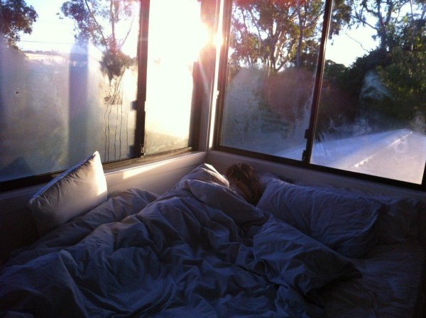 Ночной вид из окна с кроватью