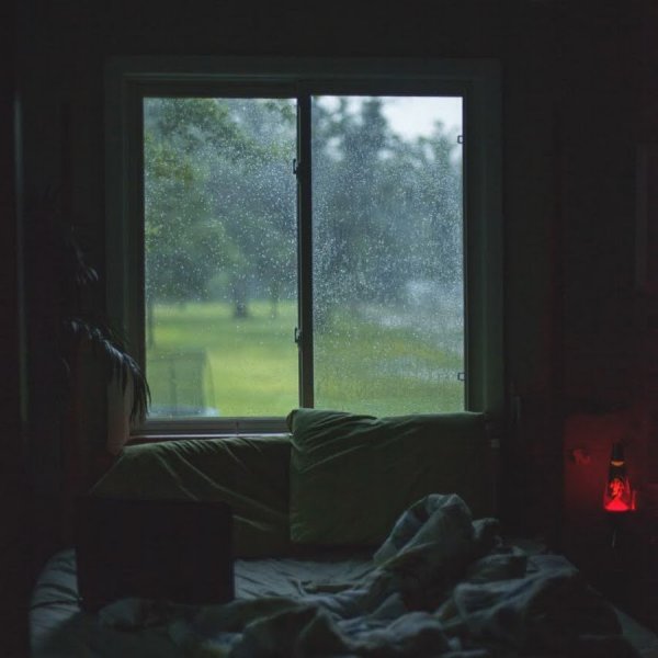 Комната с окном ночью