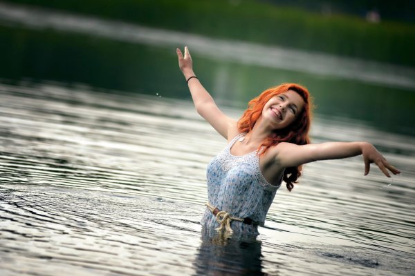 Рыжая девушка в воде