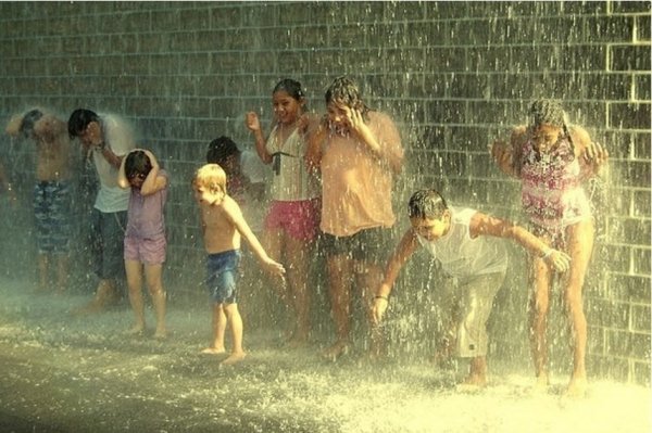Дети резвятся под дождем