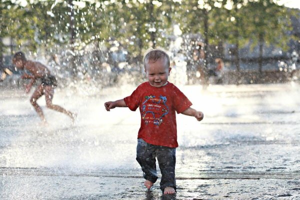 Дети летом бегают по лужам