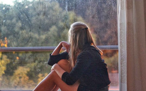 Пара у окна осенью