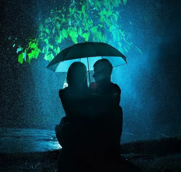 Мужчина и женщина под зонтом