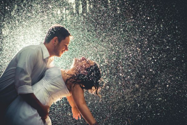 Пара под дождем