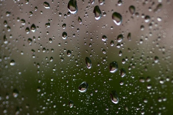Дождь за стеклом