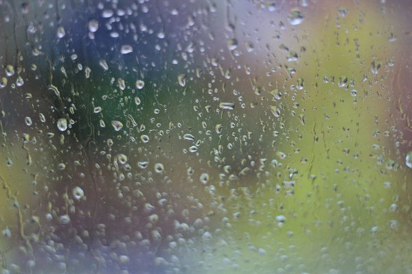 Капли на стекле