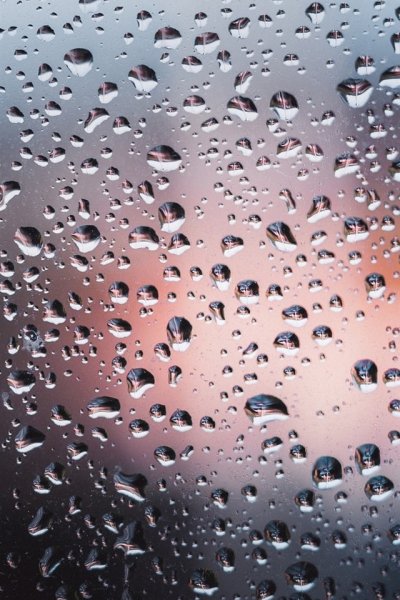 Капельки воды на стекле