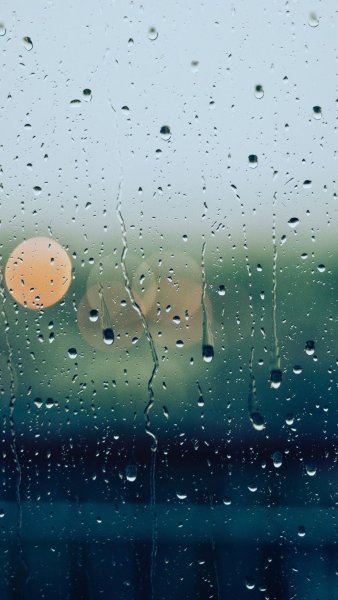 Капли на стекле