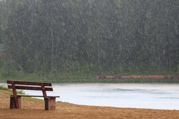 Летний дождь на реке