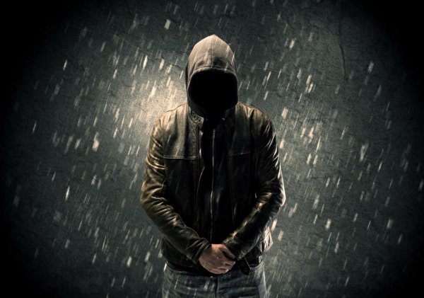 Человек в капюшоне в дождь