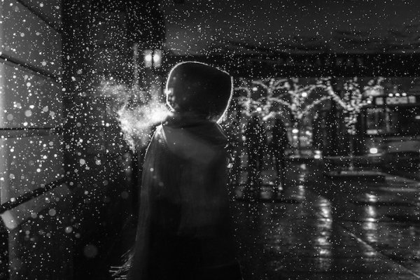 Человек зимой ночью