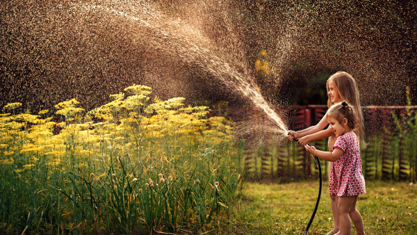 Поливает из шланга