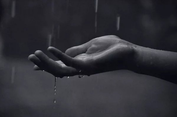 Руки под дождем