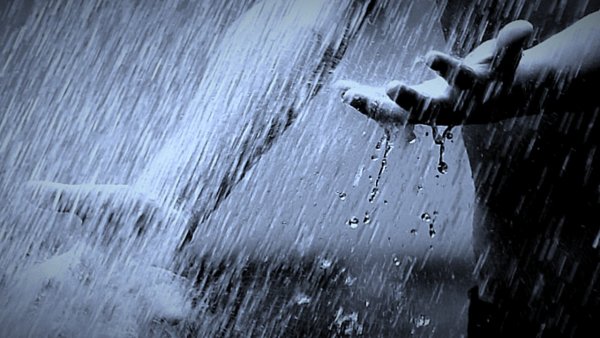 Две руки под дождем