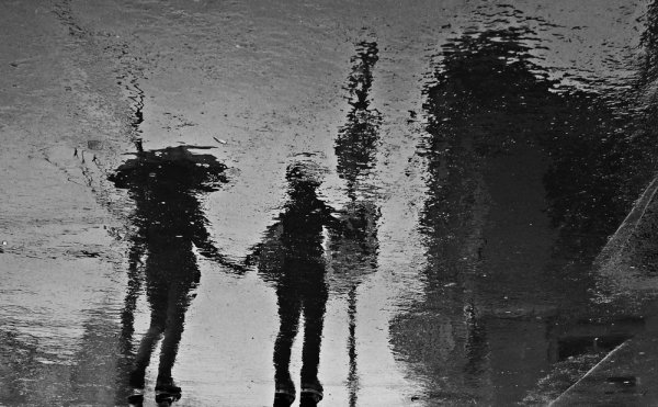 Две руки под дождем