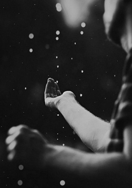 Две руки под дождем