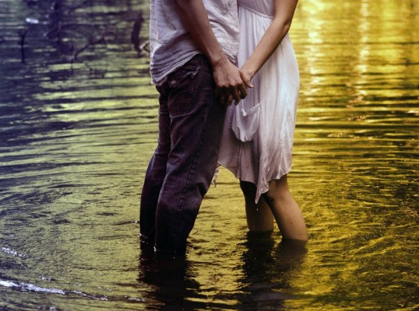 Влюбленные на речке