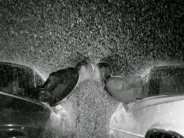 Пара в машине под дождем