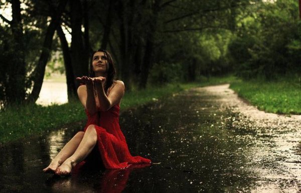 Девушка под дождем