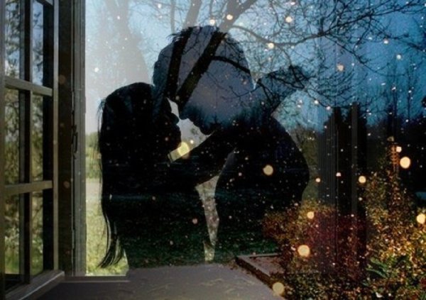 Влюбленные у окна