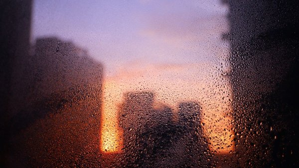 Крыша дождь закат