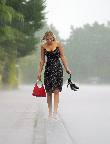 Женщина под летним дождем