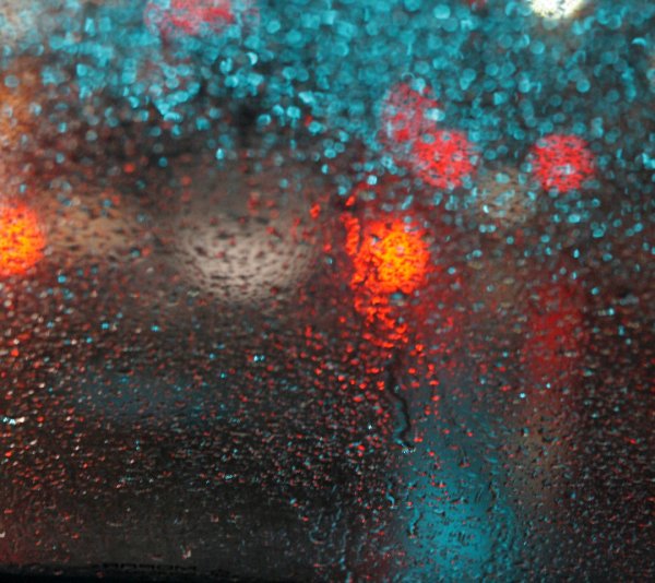 Цветные капли на стекле