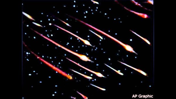 Метеорит падает на черном фоне