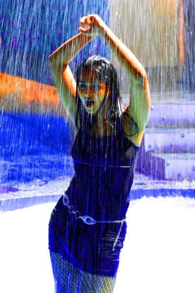 Танцующая под дождем