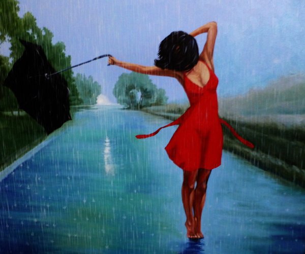 Девушка танцует под дождем