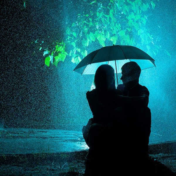 Пара под зонтиком