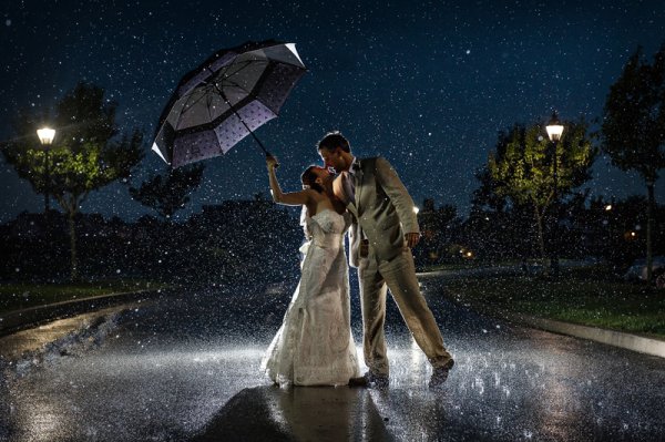 Пара под зонтом ночью