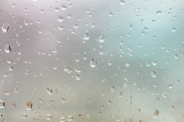 Капельки воды на стекле