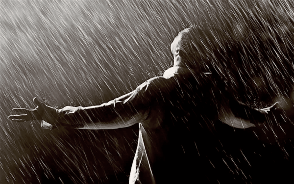 Мужчина под дождем