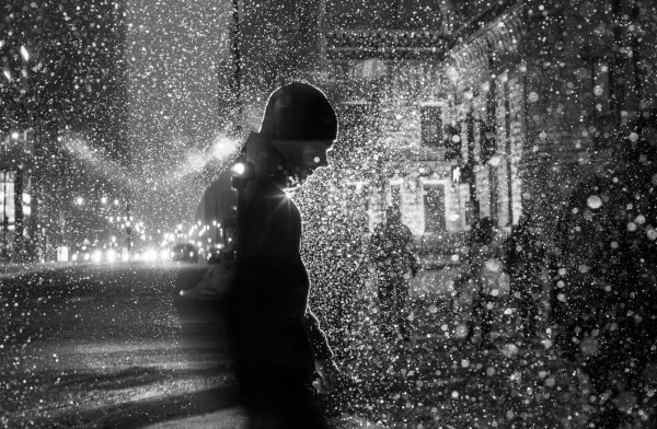 Одинокий человек под дождем