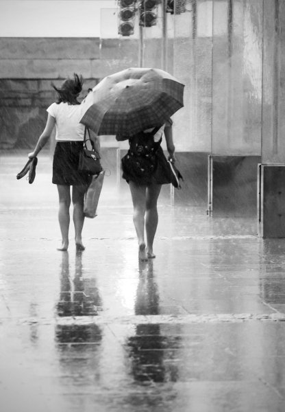 Две девочки под дождем