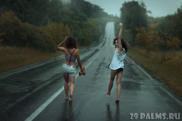 Фотосессия с подругой на дороге