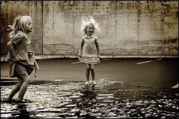 Девочка бежит по лужам