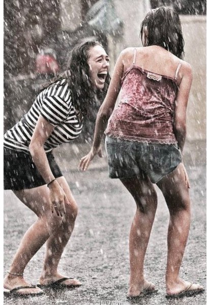 Подруги под дождем