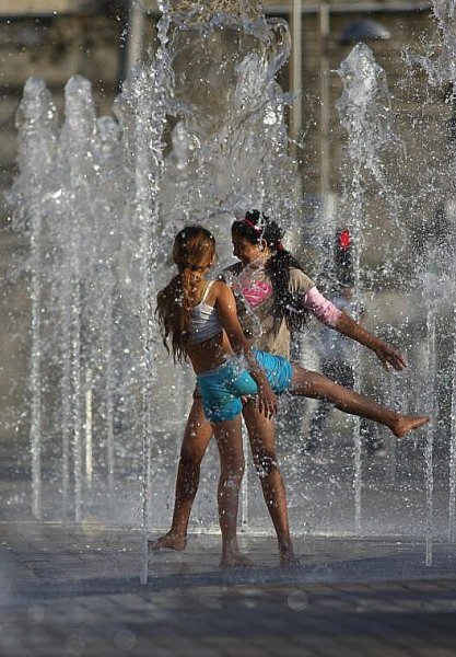 Подруги под дождем