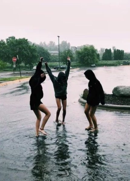 Подруги под дождем