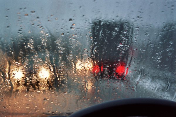 Мокрое стекло автомобиля