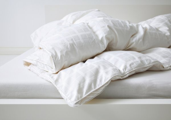 Кровать с одеялом и подушкой