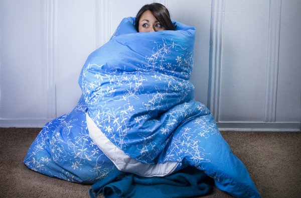 Девушка укутанная в одеяло