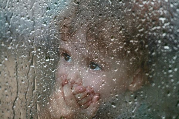 Ребенок за стеклом