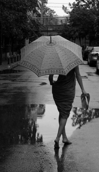 Женщина с зонтом сзади