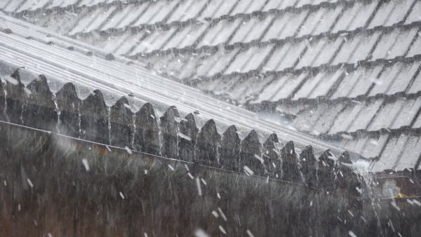 В дождливых районах земли крыши остроконечные,