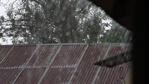 Дождь стучит по крышам